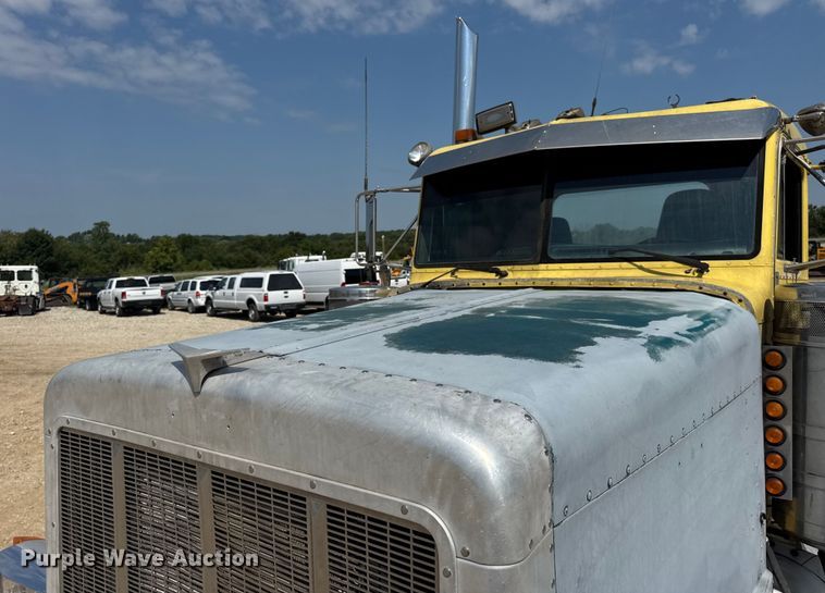 image for item DW3462 1995 Peterbilt 357 truck cab and chassis