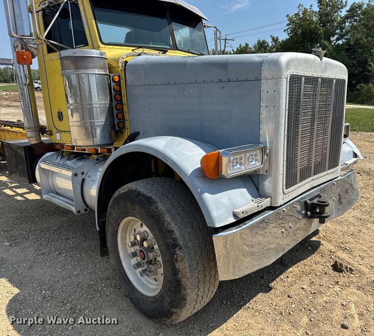 image for item DW3462 1995 Peterbilt 357 truck cab and chassis