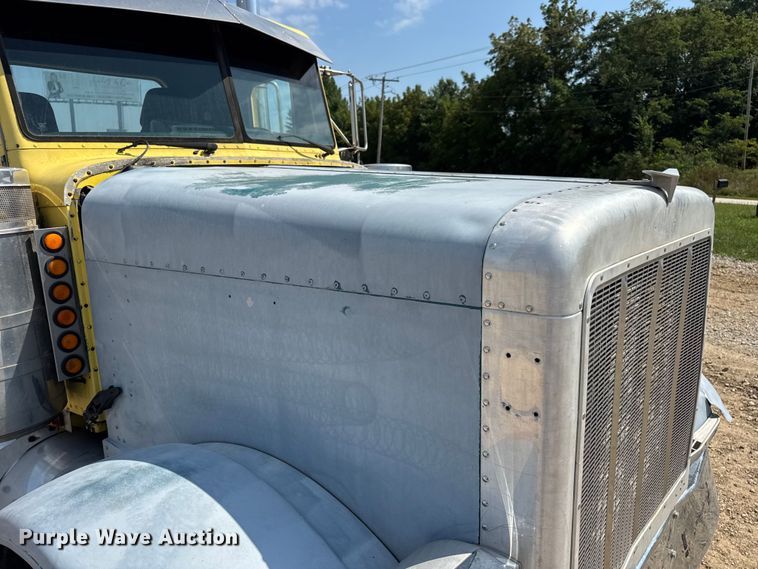 image for item DW3462 1995 Peterbilt 357 truck cab and chassis