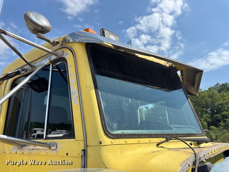 image for item DW3462 1995 Peterbilt 357 truck cab and chassis