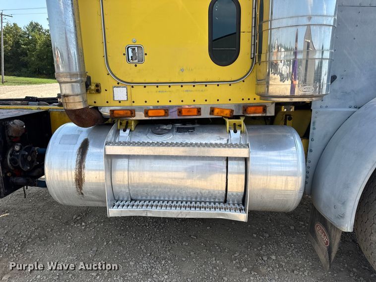 image for item DW3462 1995 Peterbilt 357 truck cab and chassis