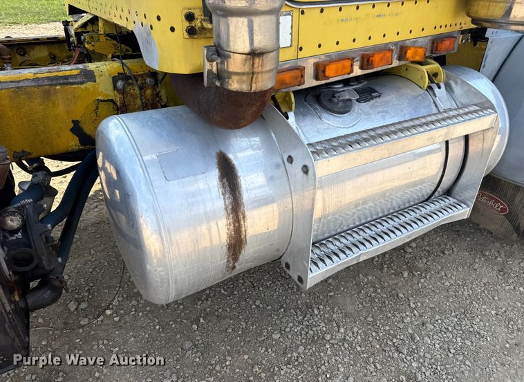 image for item DW3462 1995 Peterbilt 357 truck cab and chassis