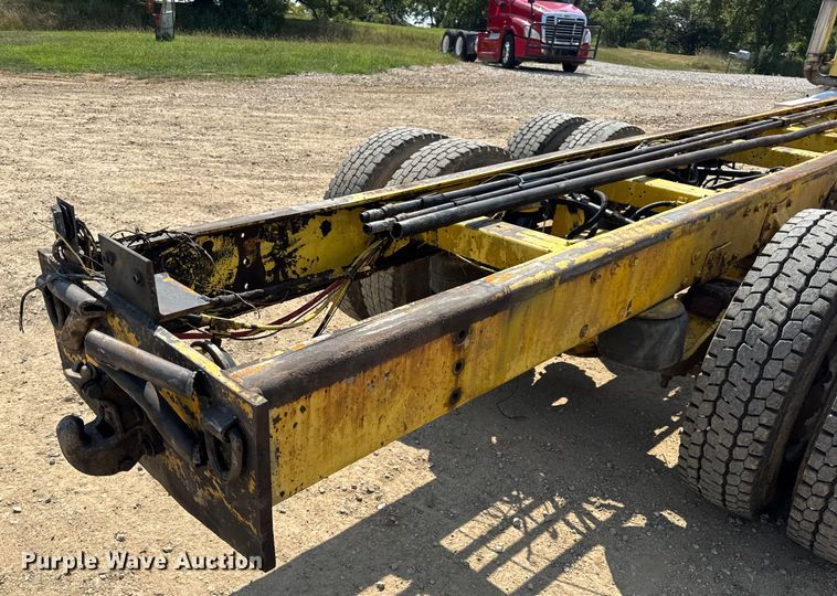 image for item DW3462 1995 Peterbilt 357 truck cab and chassis