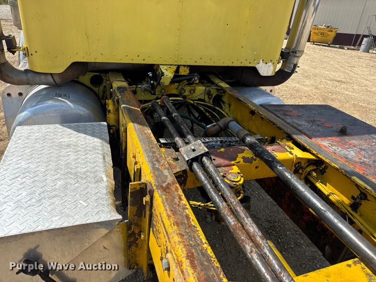 image for item DW3462 1995 Peterbilt 357 truck cab and chassis