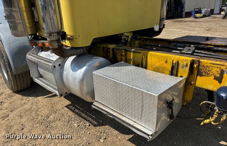 image for item DW3462 1995 Peterbilt 357 truck cab and chassis