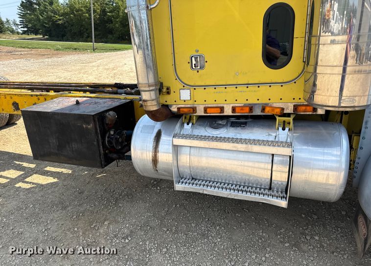 image for item DW3462 1995 Peterbilt 357 truck cab and chassis