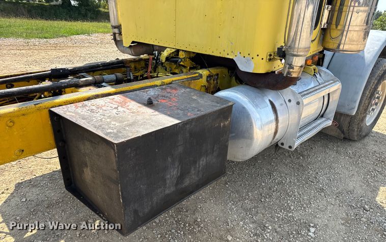 image for item DW3462 1995 Peterbilt 357 truck cab and chassis