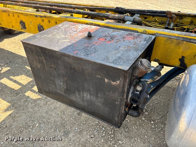 image for item DW3462 1995 Peterbilt 357 truck cab and chassis