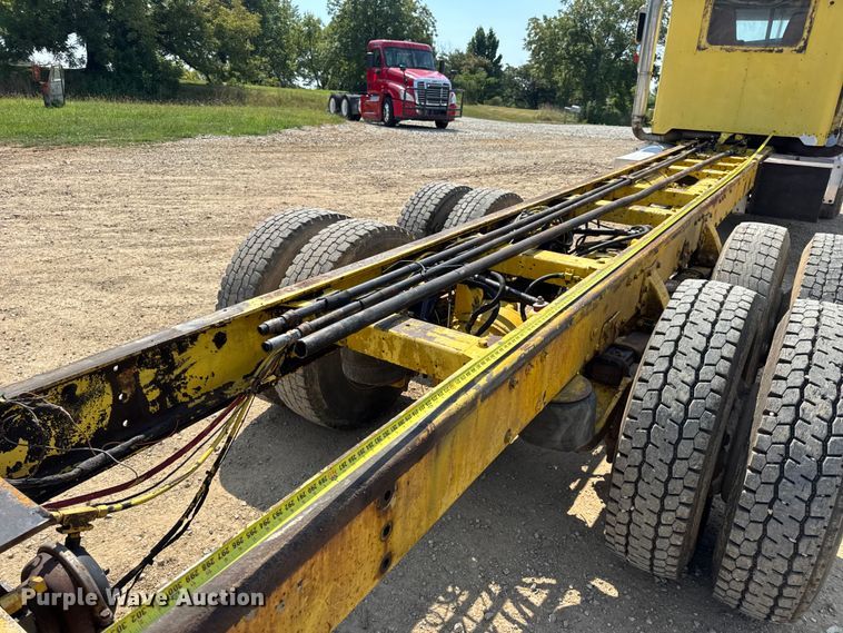 image for item DW3462 1995 Peterbilt 357 truck cab and chassis