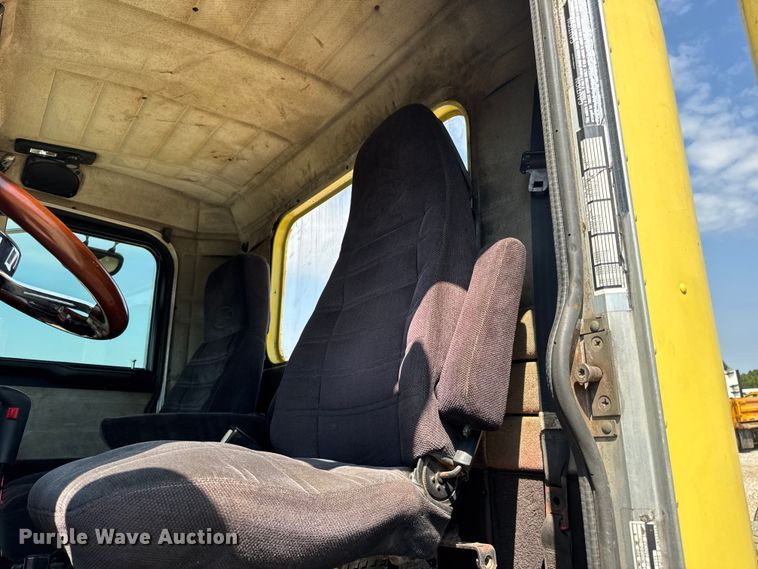 image for item DW3462 1995 Peterbilt 357 truck cab and chassis