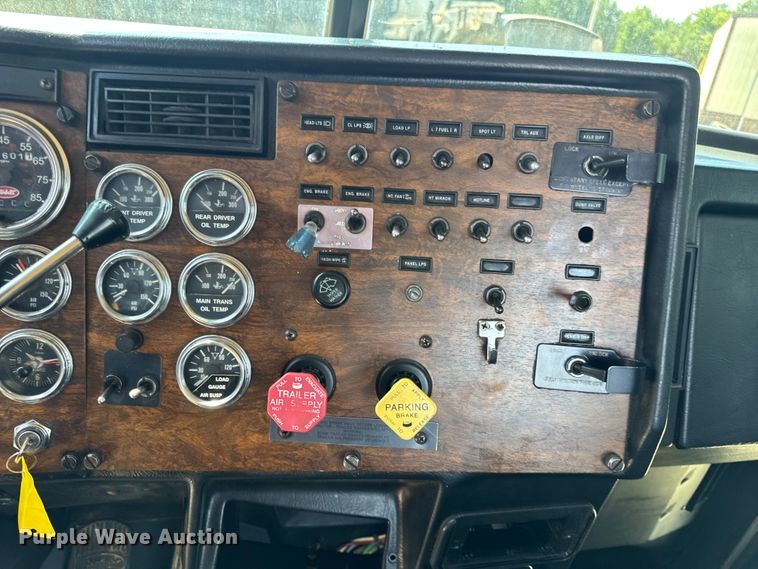 image for item DW3462 1995 Peterbilt 357 truck cab and chassis