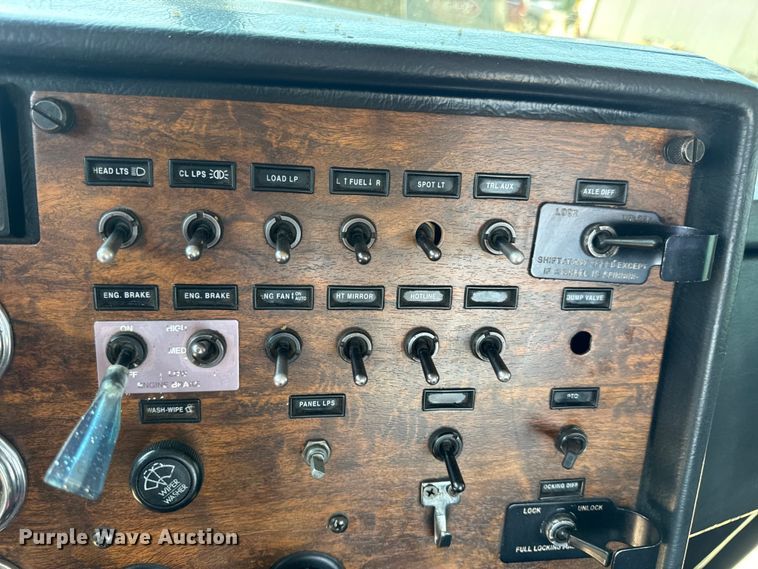 image for item DW3462 1995 Peterbilt 357 truck cab and chassis