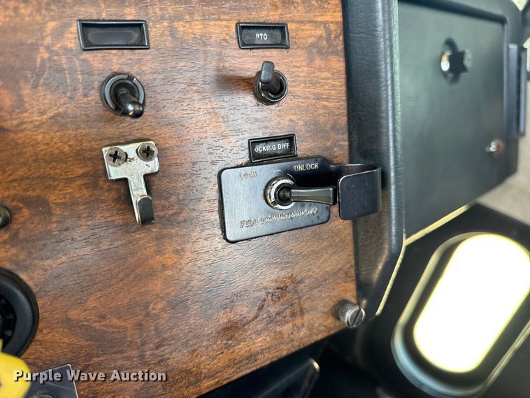 image for item DW3462 1995 Peterbilt 357 truck cab and chassis