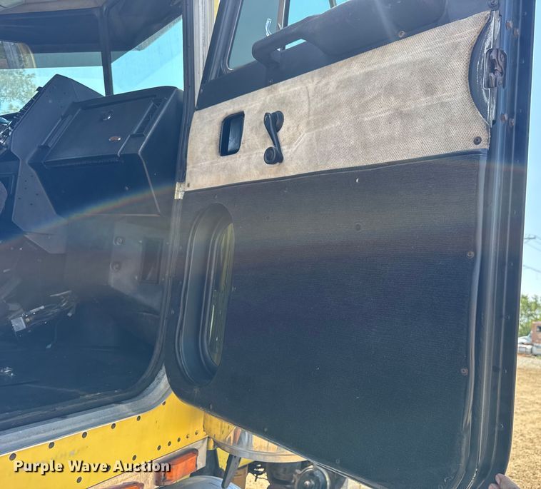 image for item DW3462 1995 Peterbilt 357 truck cab and chassis