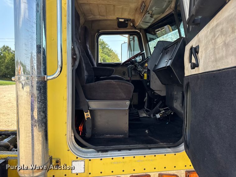 image for item DW3462 1995 Peterbilt 357 truck cab and chassis