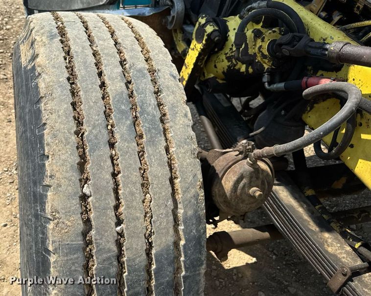 image for item DW3462 1995 Peterbilt 357 truck cab and chassis