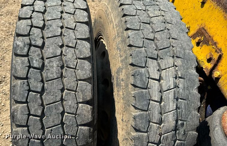 image for item DW3462 1995 Peterbilt 357 truck cab and chassis