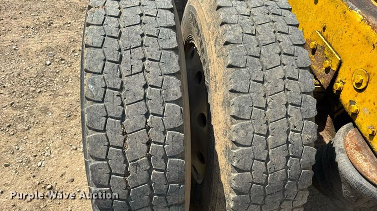 image for item DW3462 1995 Peterbilt 357 truck cab and chassis