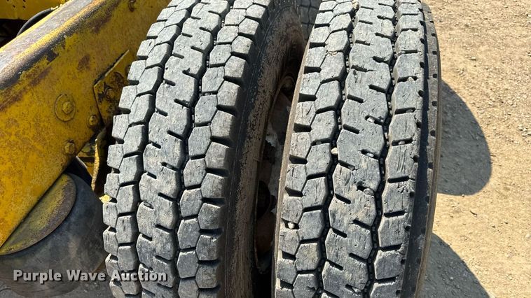 image for item DW3462 1995 Peterbilt 357 truck cab and chassis