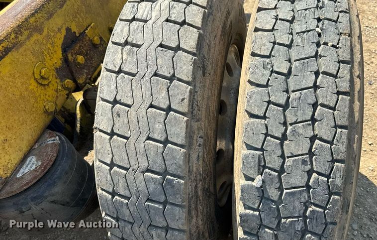 image for item DW3462 1995 Peterbilt 357 truck cab and chassis