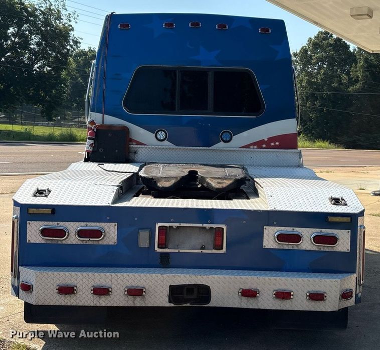 image for item DW7241 2000 Freightliner FL60 semi truck