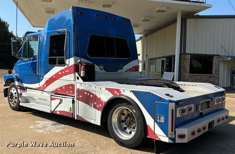 image for item DW7241 2000 Freightliner FL60 semi truck