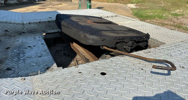 image for item DW7241 2000 Freightliner FL60 semi truck