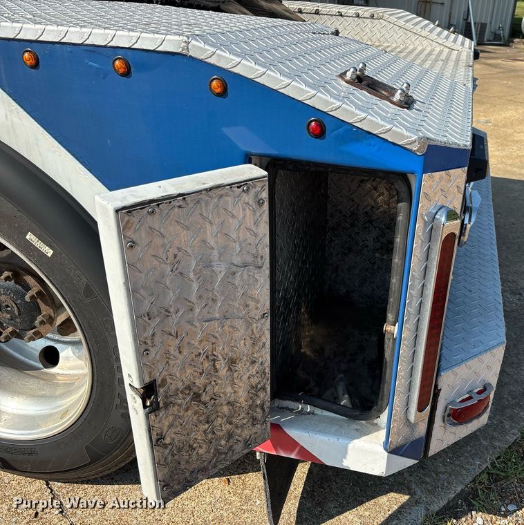 image for item DW7241 2000 Freightliner FL60 semi truck