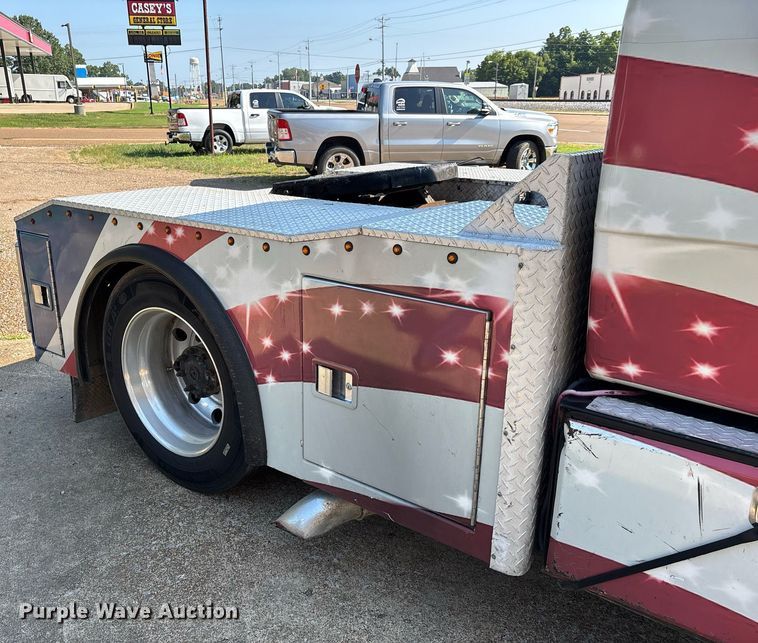 image for item DW7241 2000 Freightliner FL60 semi truck