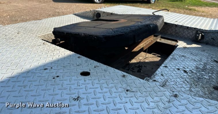 image for item DW7241 2000 Freightliner FL60 semi truck