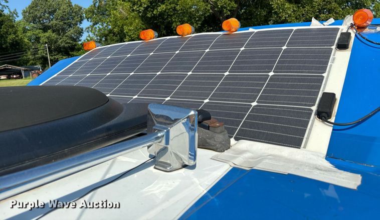 image for item DW7241 2000 Freightliner FL60 semi truck