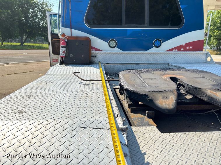 image for item DW7241 2000 Freightliner FL60 semi truck