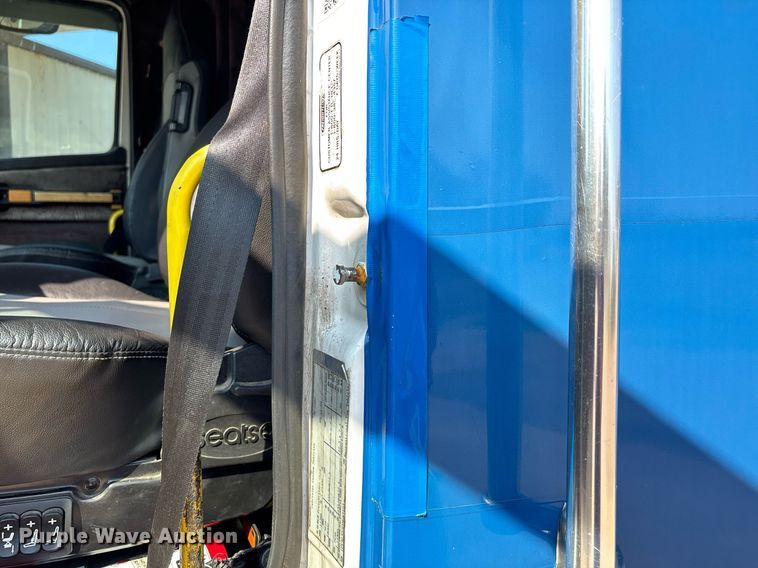 image for item DW7241 2000 Freightliner FL60 semi truck