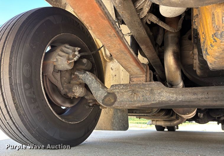 image for item DW7241 2000 Freightliner FL60 semi truck