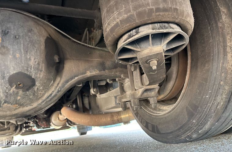 image for item DW7241 2000 Freightliner FL60 semi truck