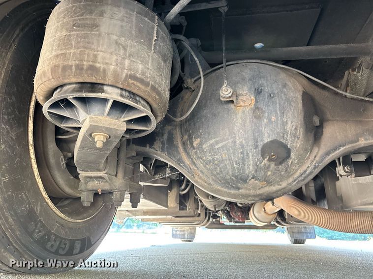 image for item DW7241 2000 Freightliner FL60 semi truck