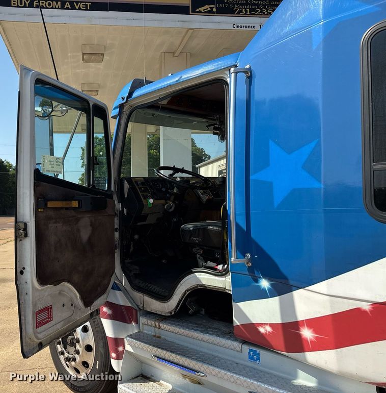 image for item DW7241 2000 Freightliner FL60 semi truck