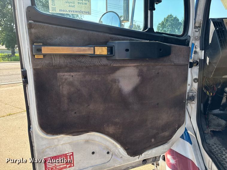 image for item DW7241 2000 Freightliner FL60 semi truck