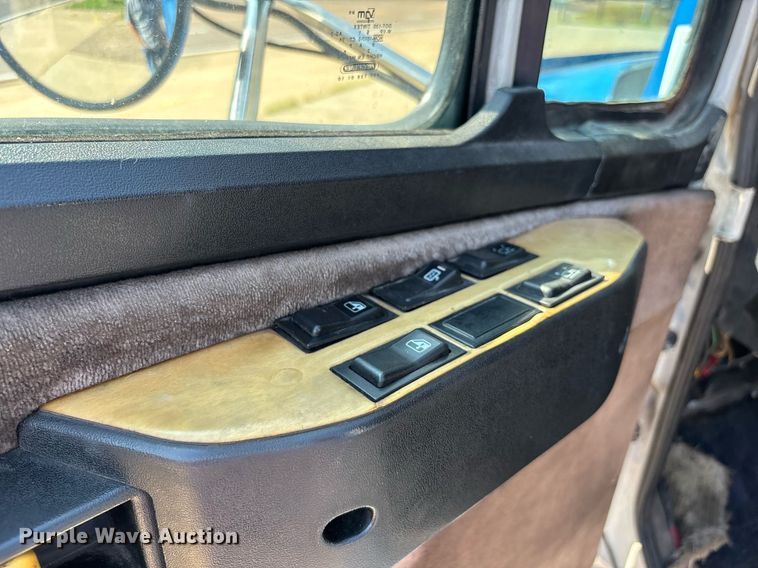 image for item DW7241 2000 Freightliner FL60 semi truck