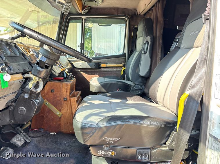 image for item DW7241 2000 Freightliner FL60 semi truck