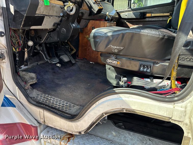 image for item DW7241 2000 Freightliner FL60 semi truck