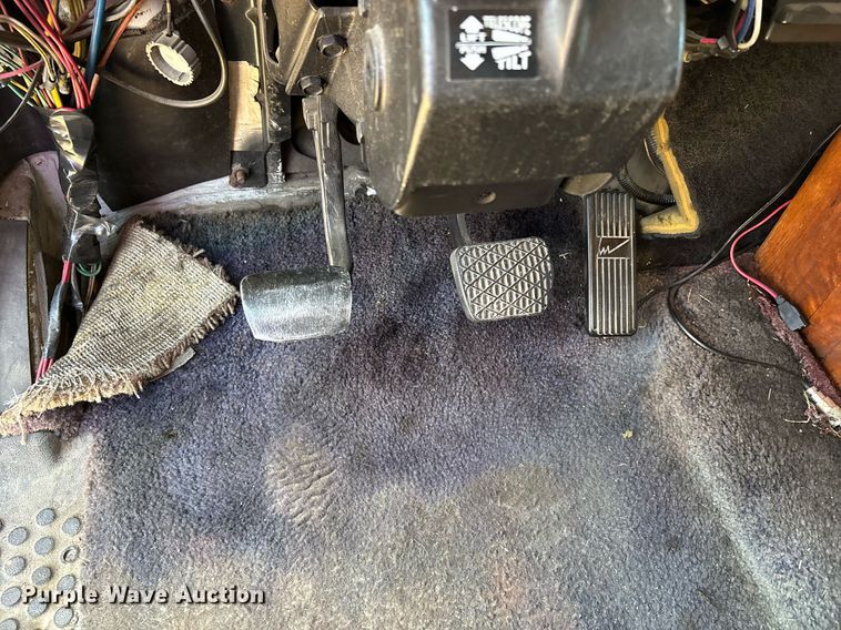 image for item DW7241 2000 Freightliner FL60 semi truck