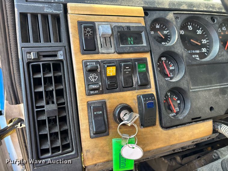 image for item DW7241 2000 Freightliner FL60 semi truck