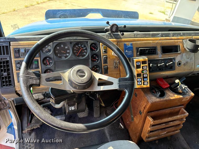 image for item DW7241 2000 Freightliner FL60 semi truck