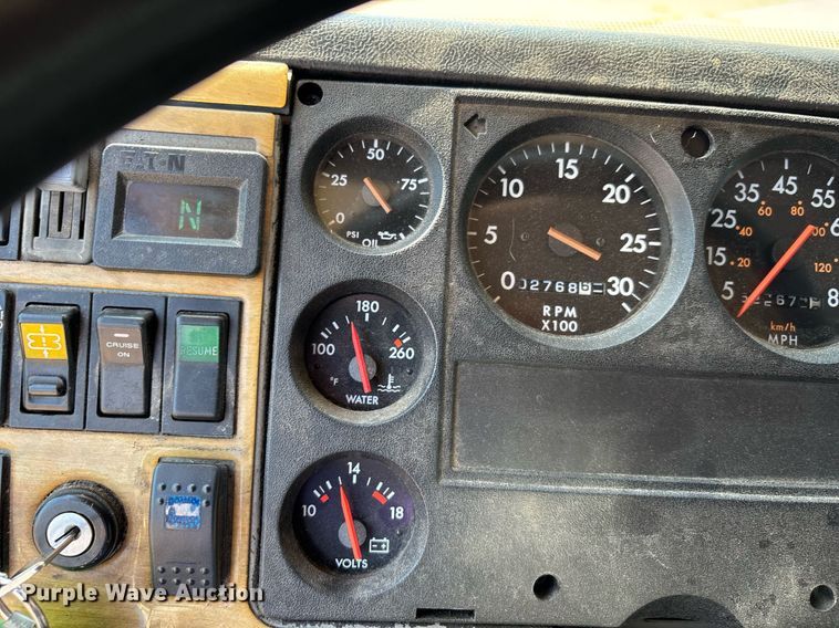 image for item DW7241 2000 Freightliner FL60 semi truck