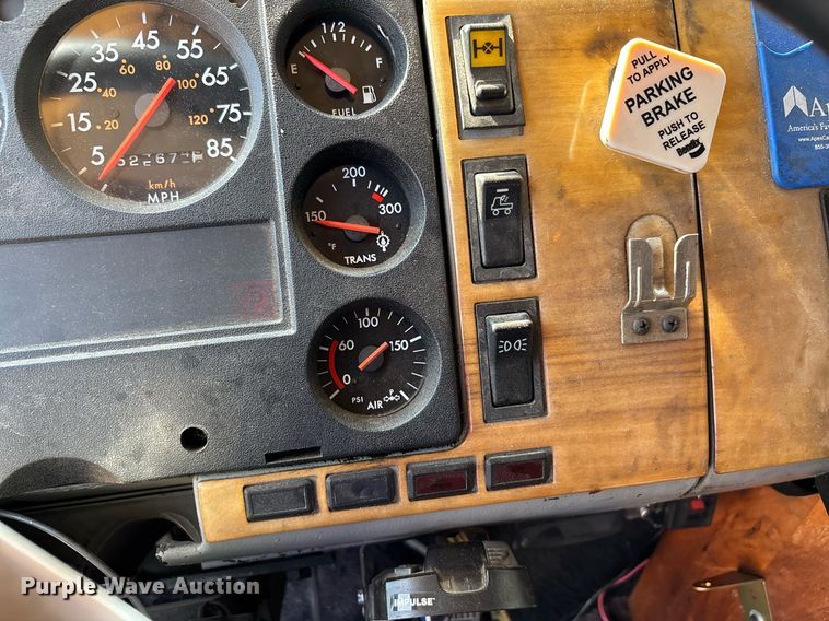 image for item DW7241 2000 Freightliner FL60 semi truck