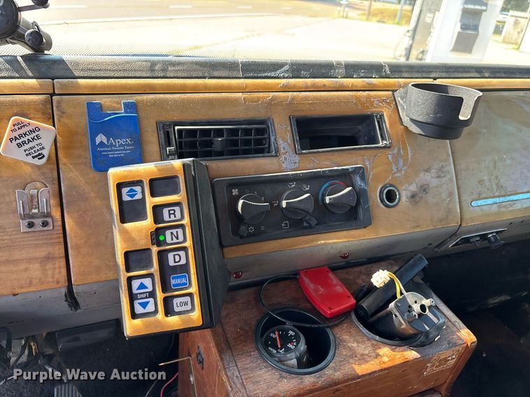 image for item DW7241 2000 Freightliner FL60 semi truck