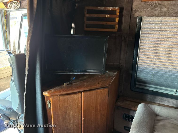 image for item DW7241 2000 Freightliner FL60 semi truck