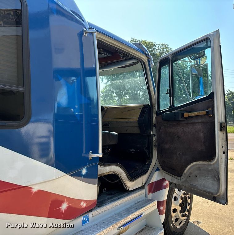 image for item DW7241 2000 Freightliner FL60 semi truck