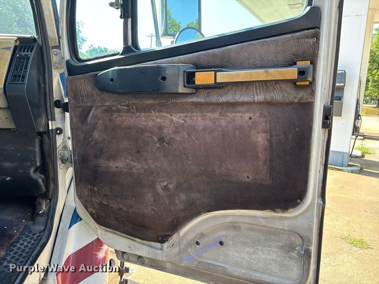 image for item DW7241 2000 Freightliner FL60 semi truck